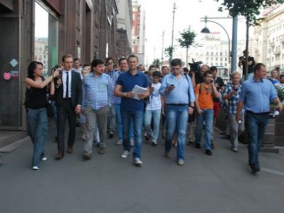 Алексей Навальный несет документы на на регистрацию. Фото из блога navalny.livejournal.com Алексей Навальный несет документы на на регистрацию. Фото из блога navalny.livejournal.com