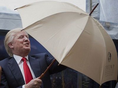 Д.Трамп с зонтиком. Источник - metro.us Д.Трамп с зонтиком. Источник - metro.us
