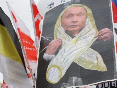 Путин, презерватив. Фото: Каспаров.Ru Путин, презерватив. Фото: Каспаров.Ru