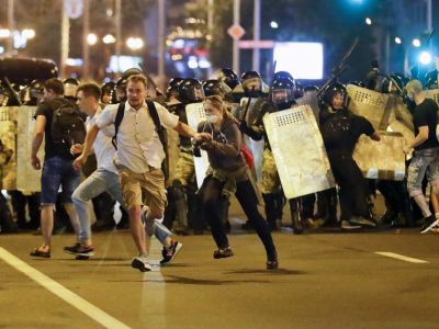 Демонстранты в Минске убегают от полиции во время протестов против результатов президентских выборов, Беларусь, 9 августа 2020 год. Фото: Сергей Гриц / AP Демонстранты в Минске убегают от полиции во время протестов против результатов президентских выборов, Беларусь, 9 августа 2020 год. Фото: Сергей Гриц / AP