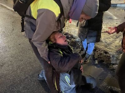 В Петербурге полицейский ударил женщину. Фото: 74.RU В Петербурге полицейский ударил женщину. Фото: 74.RU